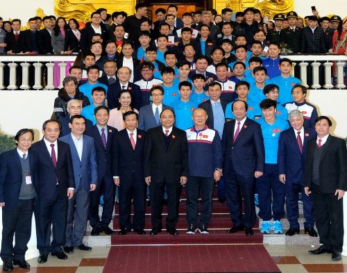 ​  Thủ tướng Chính phủ Nguyễn Xuân Phúc và các đại biểu chụp ảnh cùng với các thành viên Đội tuyển bóng đá Nam U23 Việt Nam. Ảnh: Quang Hiếu